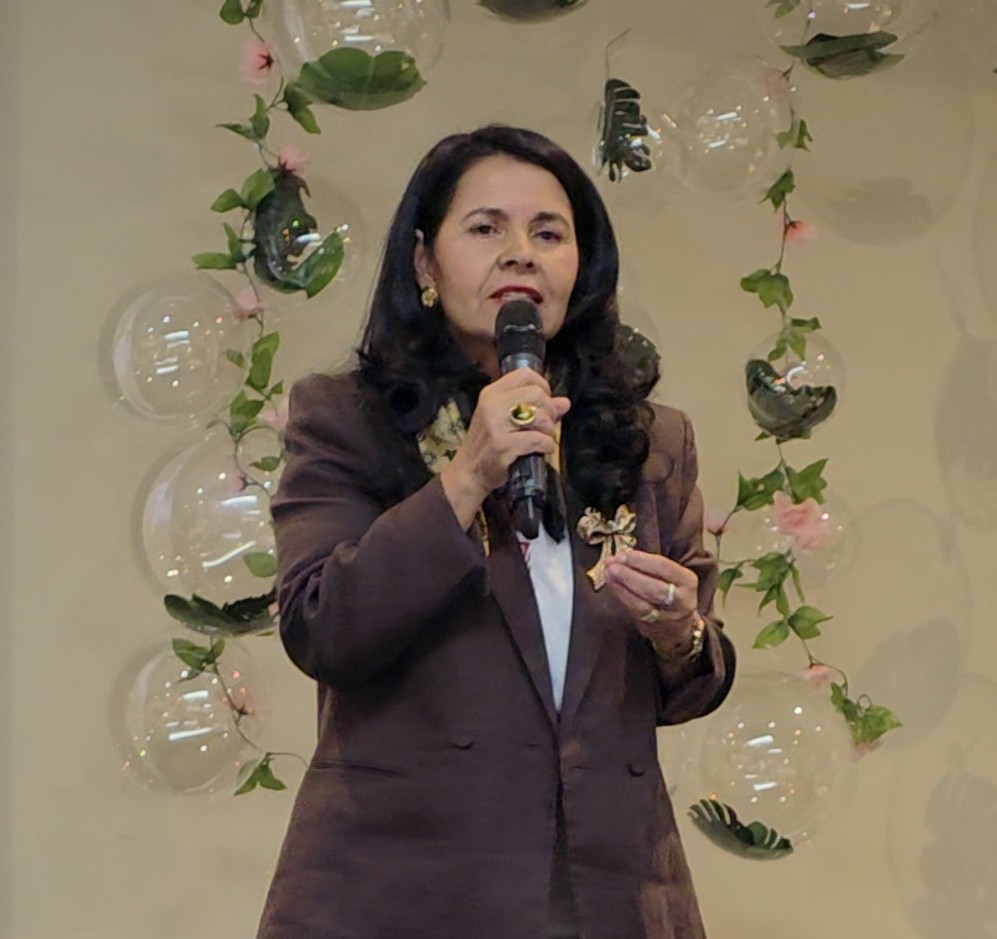 Fátima Vieira compartilhando conhecimento em uma palestra