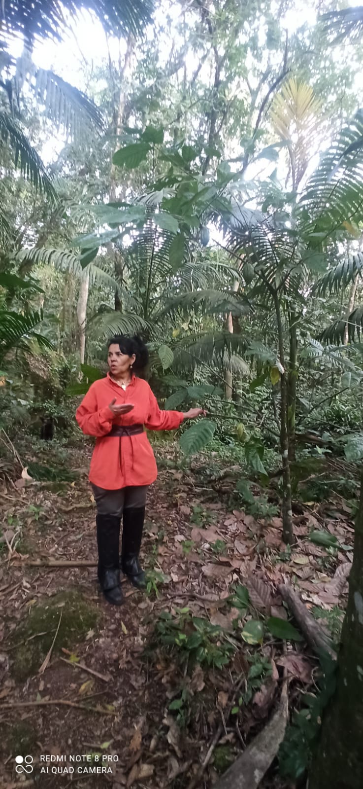 Fátima em uma trilha em meio à natureza